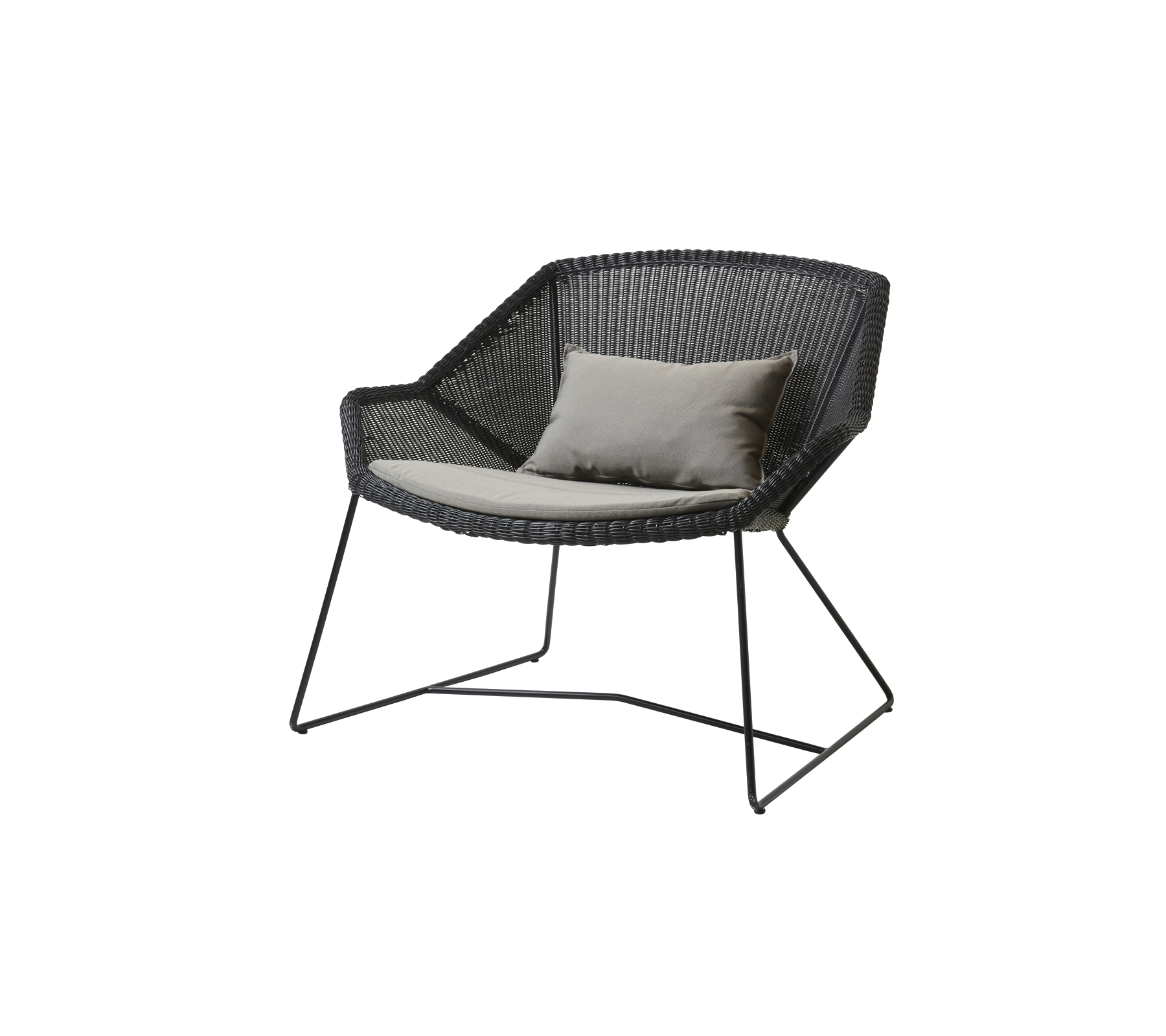 Stijlvolle zwarte stoel met een uniek geweven ontwerp en een licht kussen voor extra comfort. Ideaal voor ontspanning.