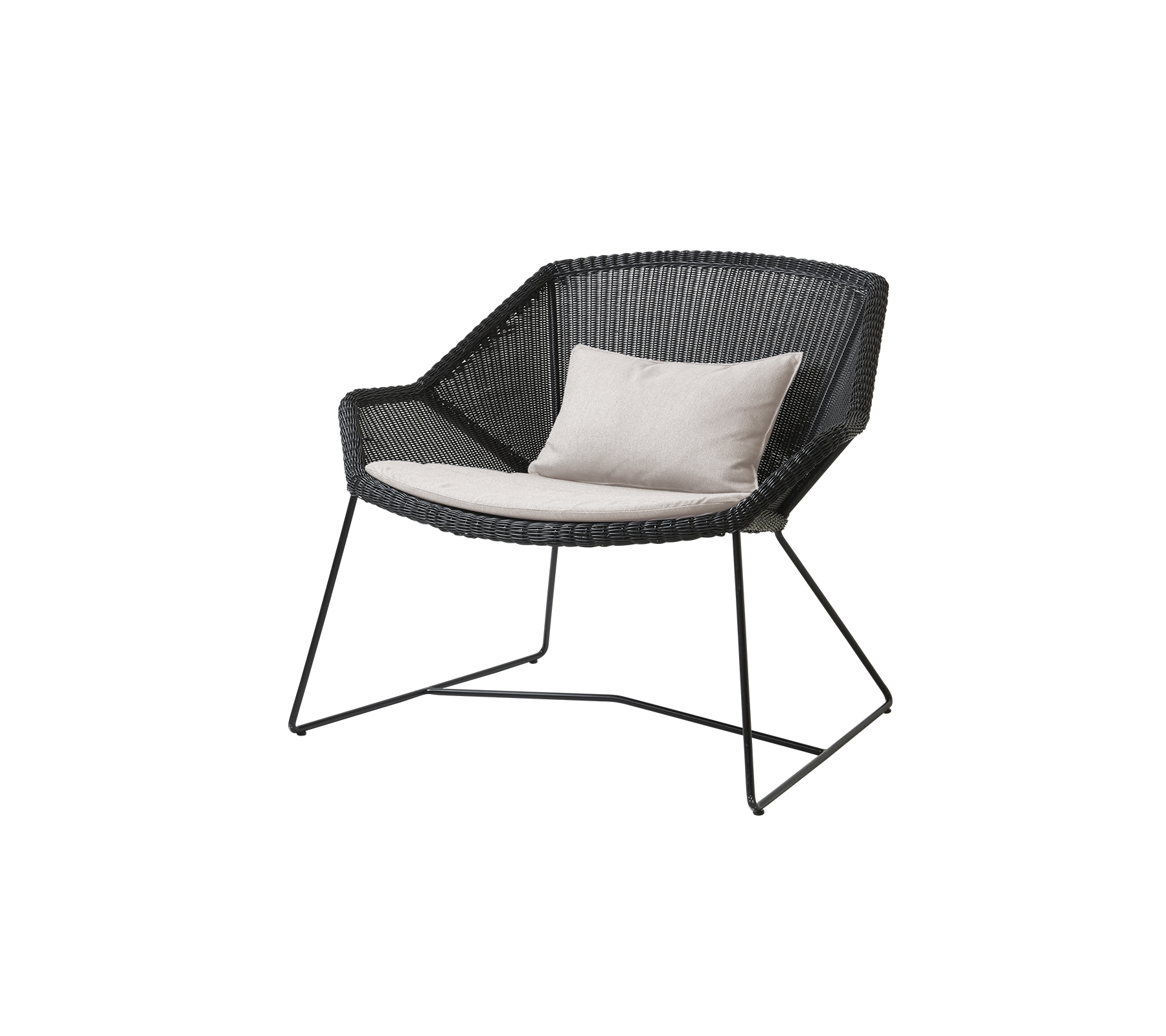 Stijlvolle zwarte stoel met een geweven ontwerp en een lichte kussen, met een minimalistisch metalen frame. Perfect voor moderne decoratie.