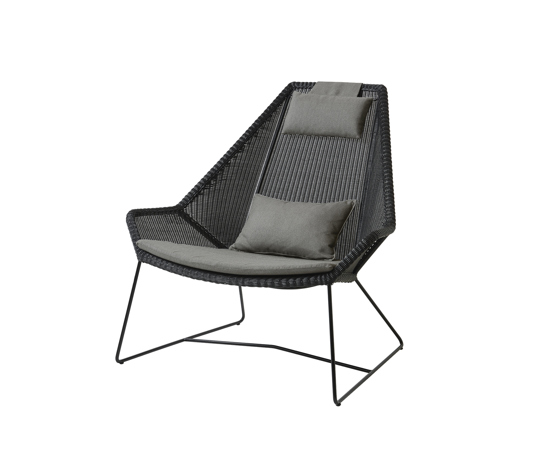 Stijlvolle stoel met een geweven ontwerp en comfortabele grijze kussens, met slanke metalen poten voor moderne decoratie.