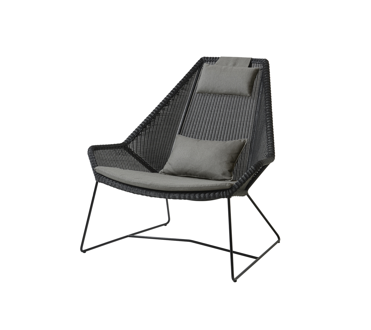 Stijlvolle stoel met een geweven ontwerp en comfortabele grijze kussens, met slanke metalen poten voor moderne decoratie.