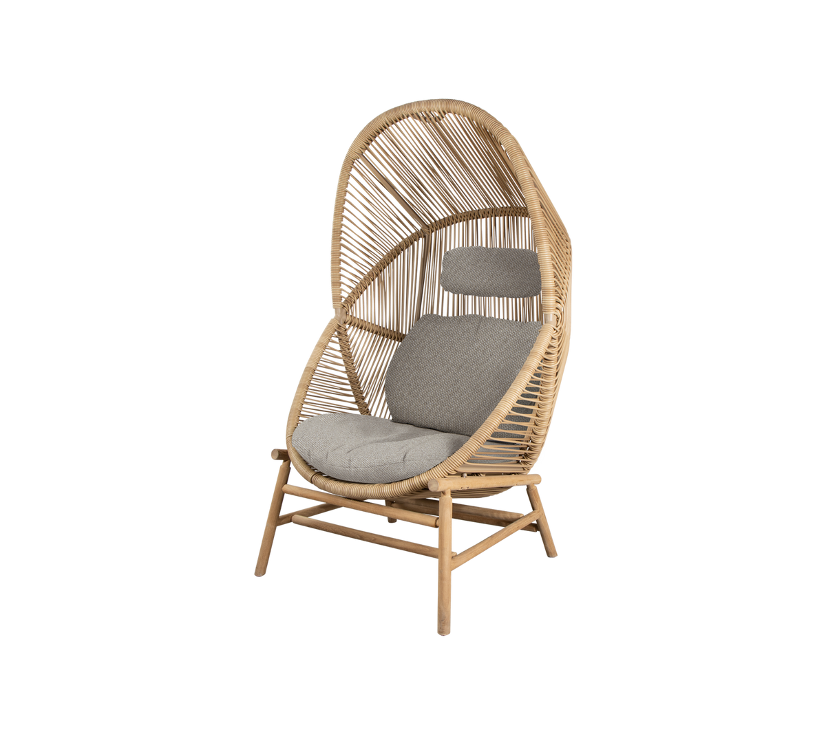 Een stijlvolle stoel met een gebogen rugleuning, vervaardigd uit natuurlijke materialen, met zachte grijze kussens voor comfort.