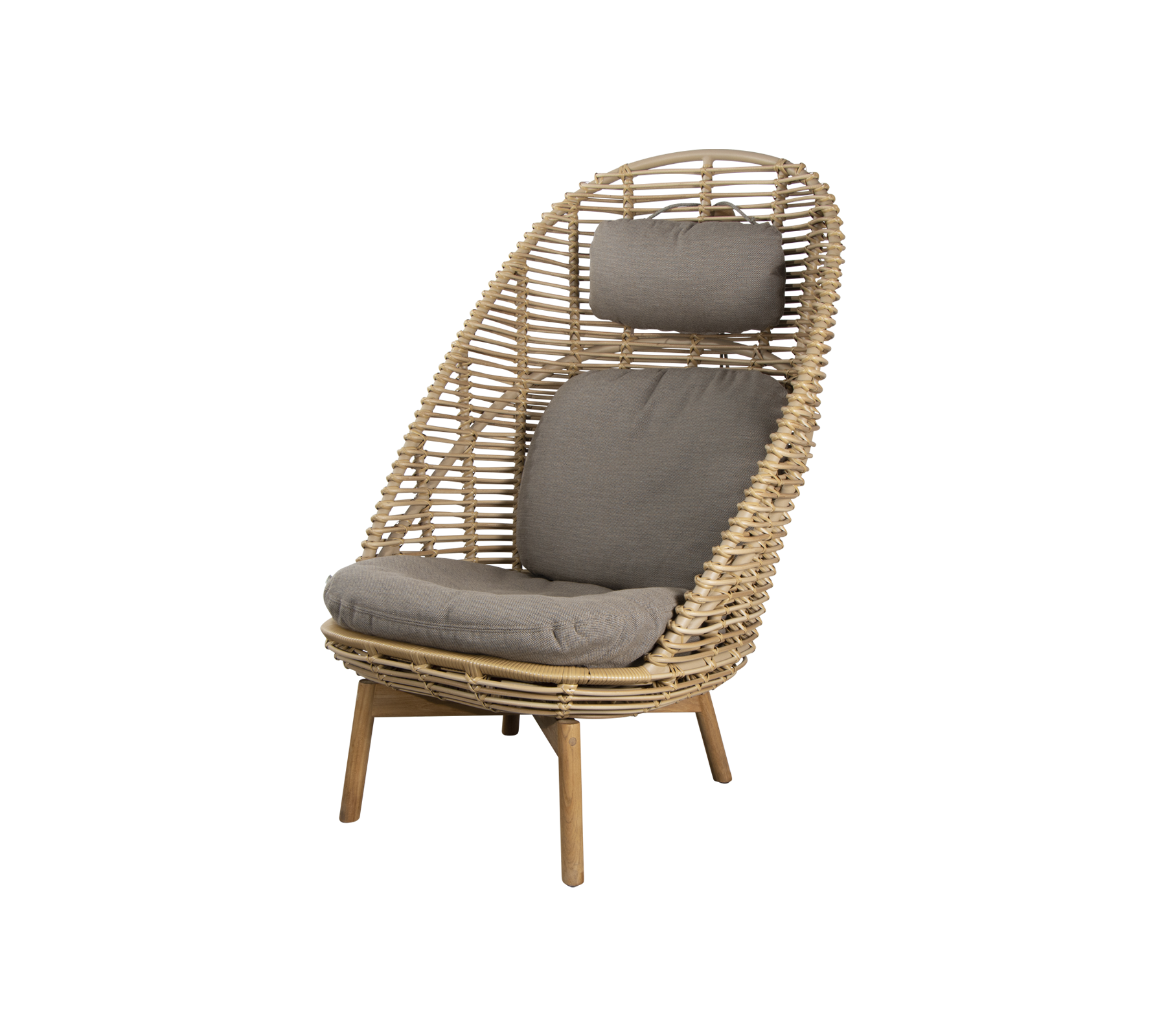 Stijlvolle rotan stoel met een hoge rugleuning en zachte grijze kussens, perfect voor ontspanning en eigentijdse decoratie.