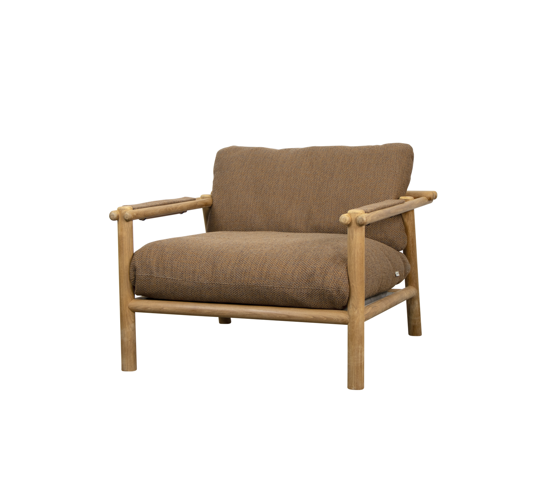 Een comfortabele stoel met een houten frame en zachte bruine kussens, ontworpen voor ontspanning en stijl.