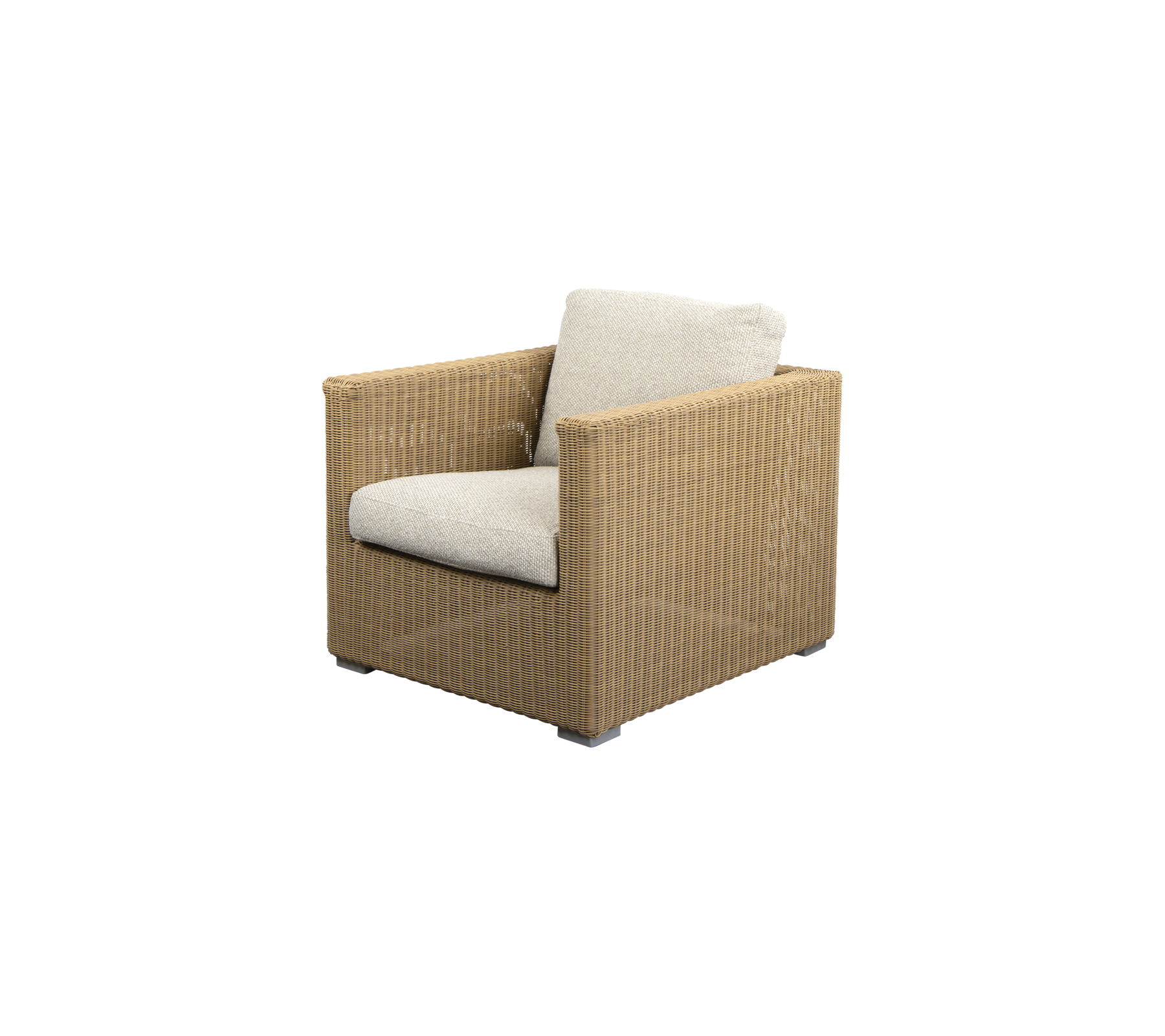 Stijlvolle fauteuil met een geweven buitenkant en een lichtgekleurde kussen, perfect om comfort en elegantie aan elke ruimte toe te voegen.