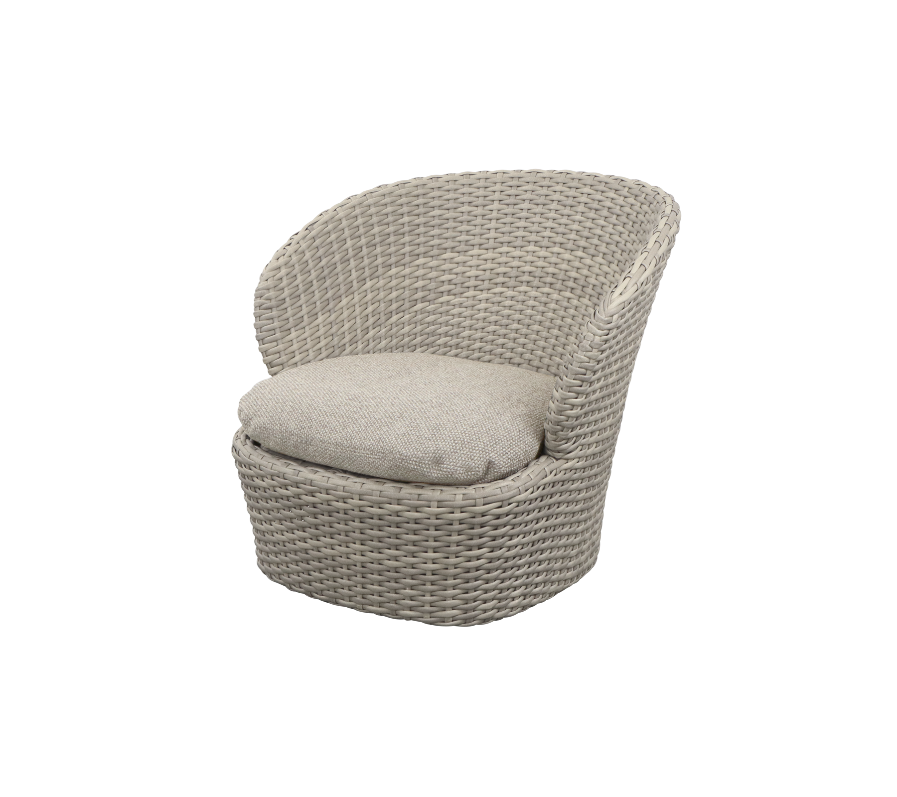 Gezellige, gebogen stoel met een gevlochten ontwerp en een zachte kussen, die een comfortabele zitoptie voor ontspanning biedt.