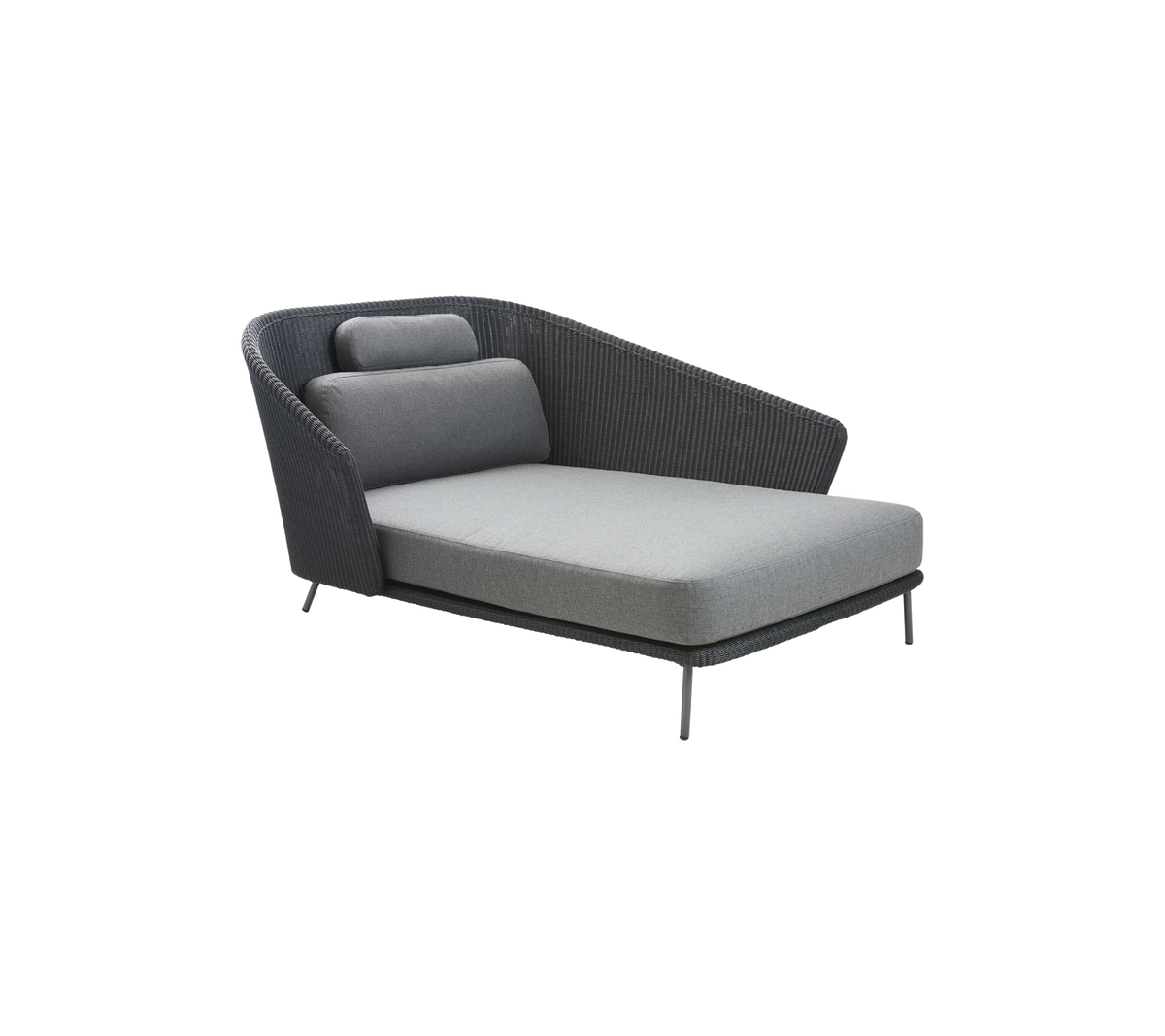 Moderne loungestoel met een slank ontwerp, met een grijze stoffen zitting en rugleuning, aangevuld met een unieke armleuningvorm.