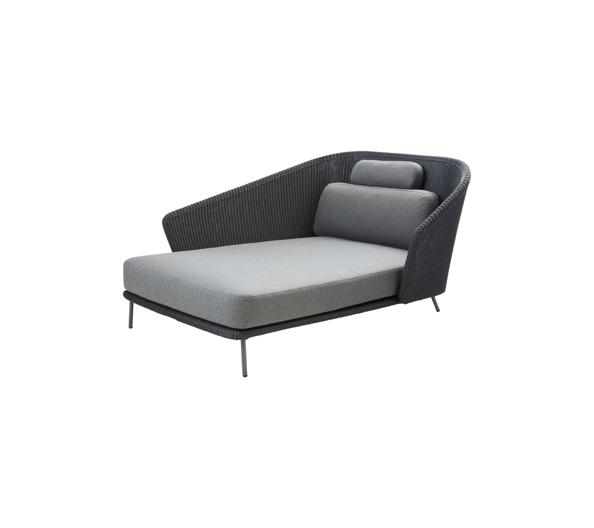 Een moderne loungestoel met een strakke vormgeving, met een gewatteerde zitting en een hellende rugleuning voor comfort en stijl.