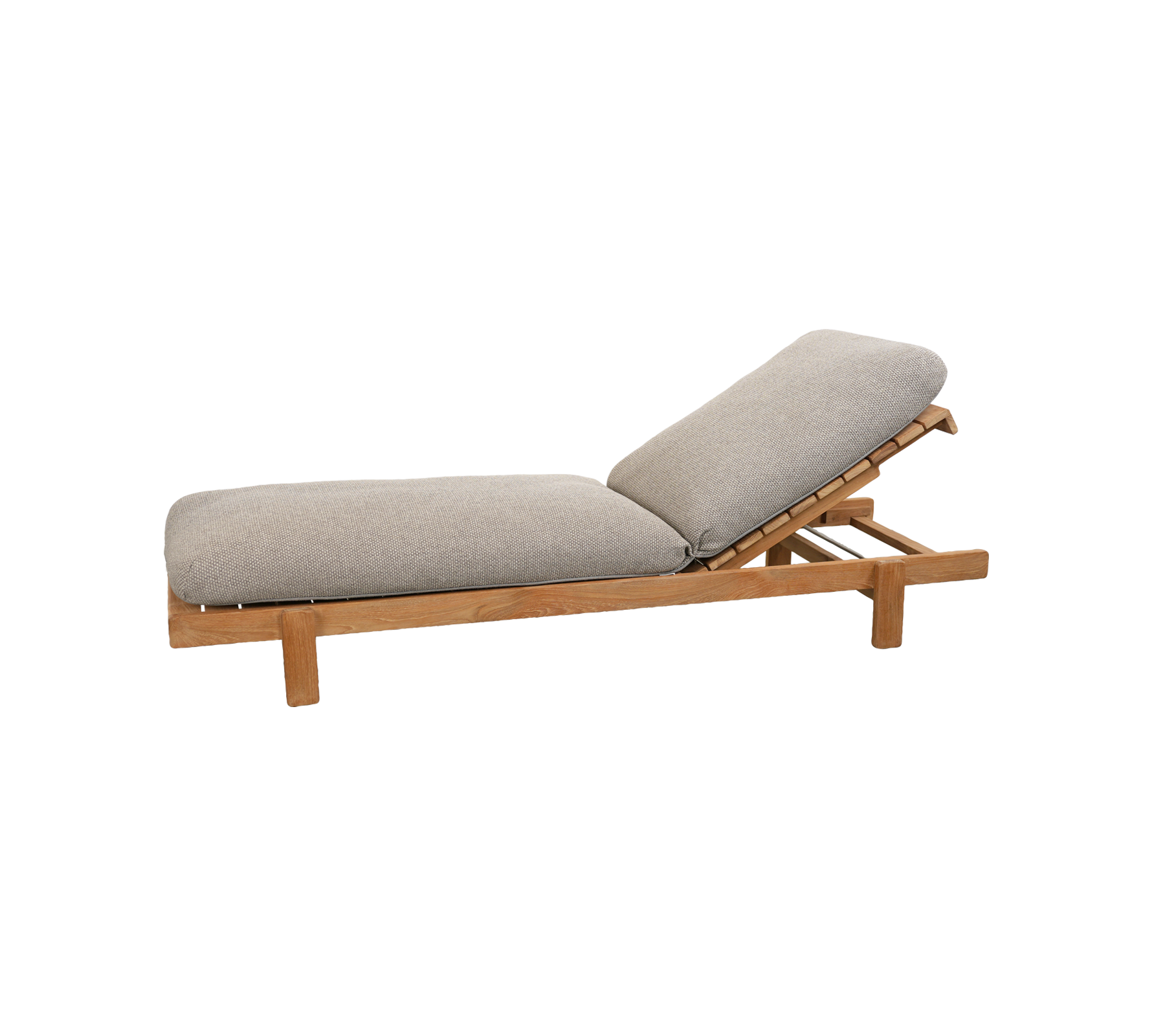 Lichtbruine lounge stoel met een grijs kussen en een verstelbare rugleuning.