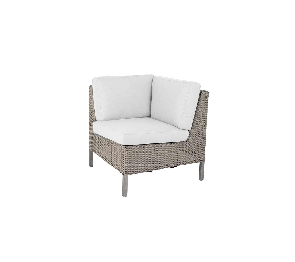 Hoekstoel met een geweven buitenkant en zachte witte kussens, perfect om comfort en stijl aan elke ruimte toe te voegen.