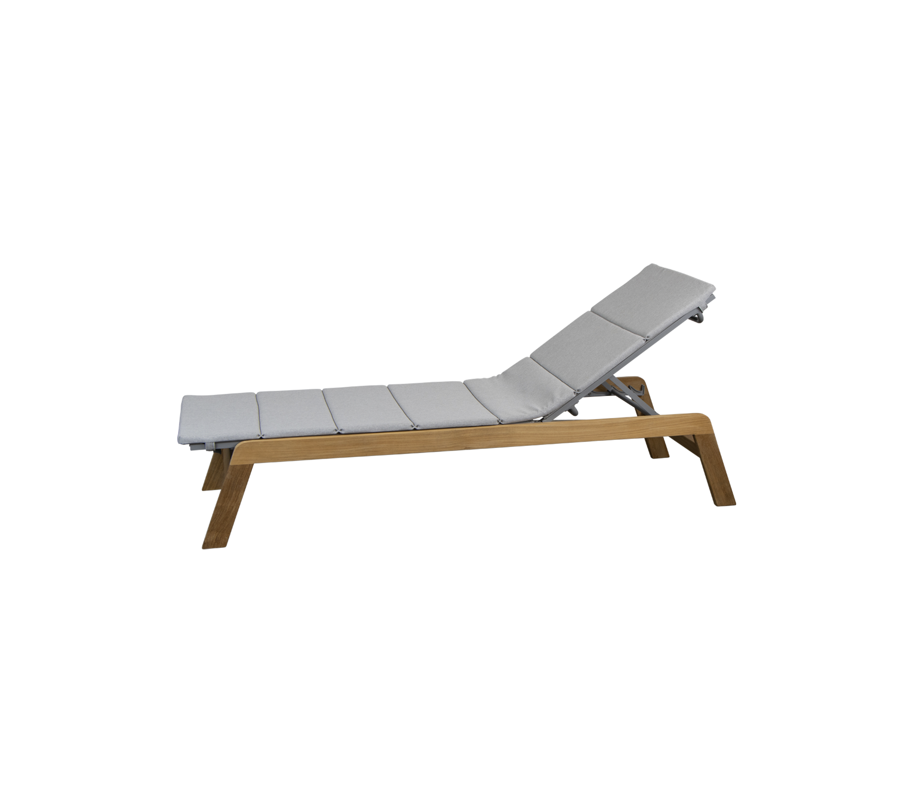 Verstelbare loungestoel met een gevoerde grijze kussen en een houten frame, ontworpen voor ontspanning en comfort.