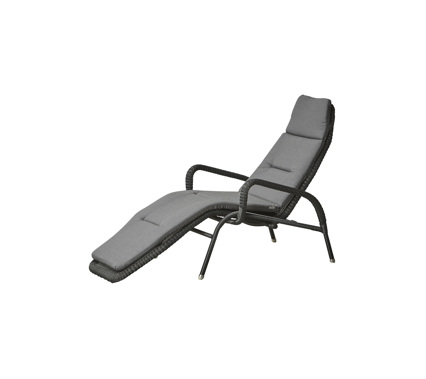 Een stijlvolle, moderne recliner met een gebogen ontwerp en een gewatteerde zitting in een neutrale grijze kleur, met stevige armleuningen en poten.