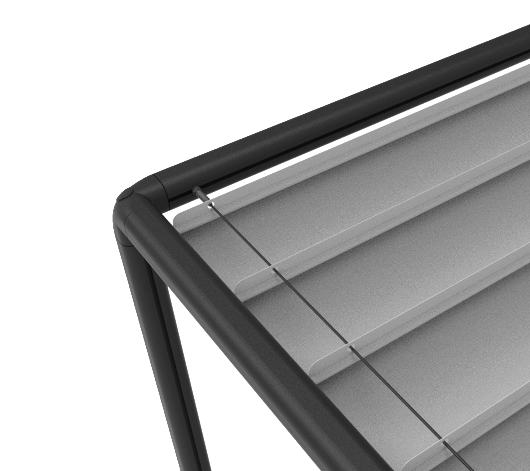 Close-up van een lamellenstructuur met een slank zwart frame en metalen lamellen, ontworpen voor schaduw en lichtcontrole.