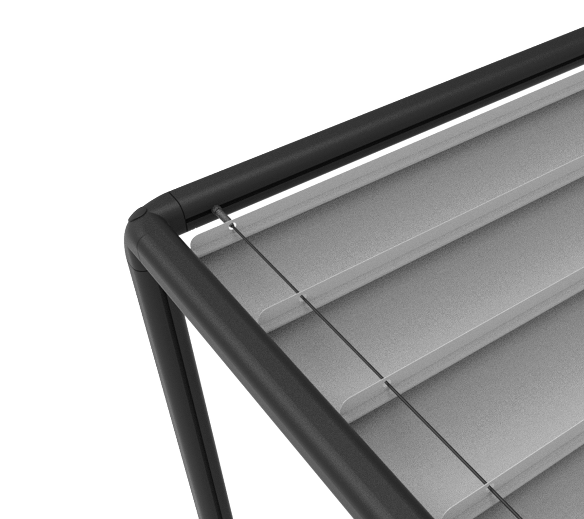 Close-up van een lamellenstructuur met een slank zwart frame en metalen lamellen, ontworpen voor schaduw en lichtcontrole.