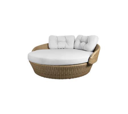 Ronde rotan lounge stoel met een zacht wit kussen en twee rugkussens voor comfort. Ideaal voor ontspanning.