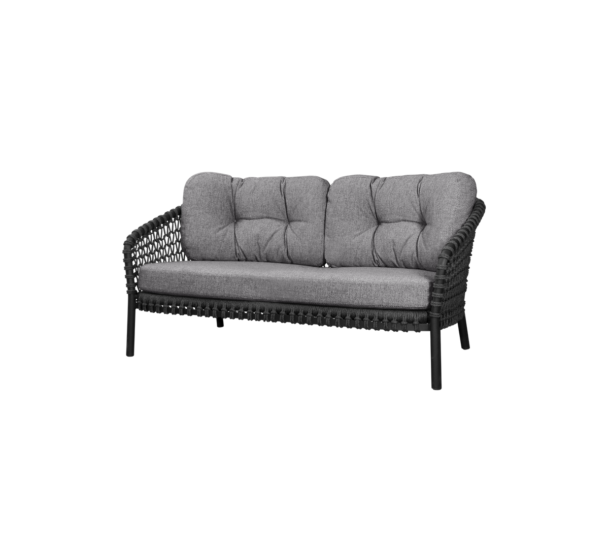 Twee-zits bank met een gevlochten frame en zachte grijze kussens, ontworpen voor comfort en stijl. Perfect voor zitplaatsen in elke ruimte.