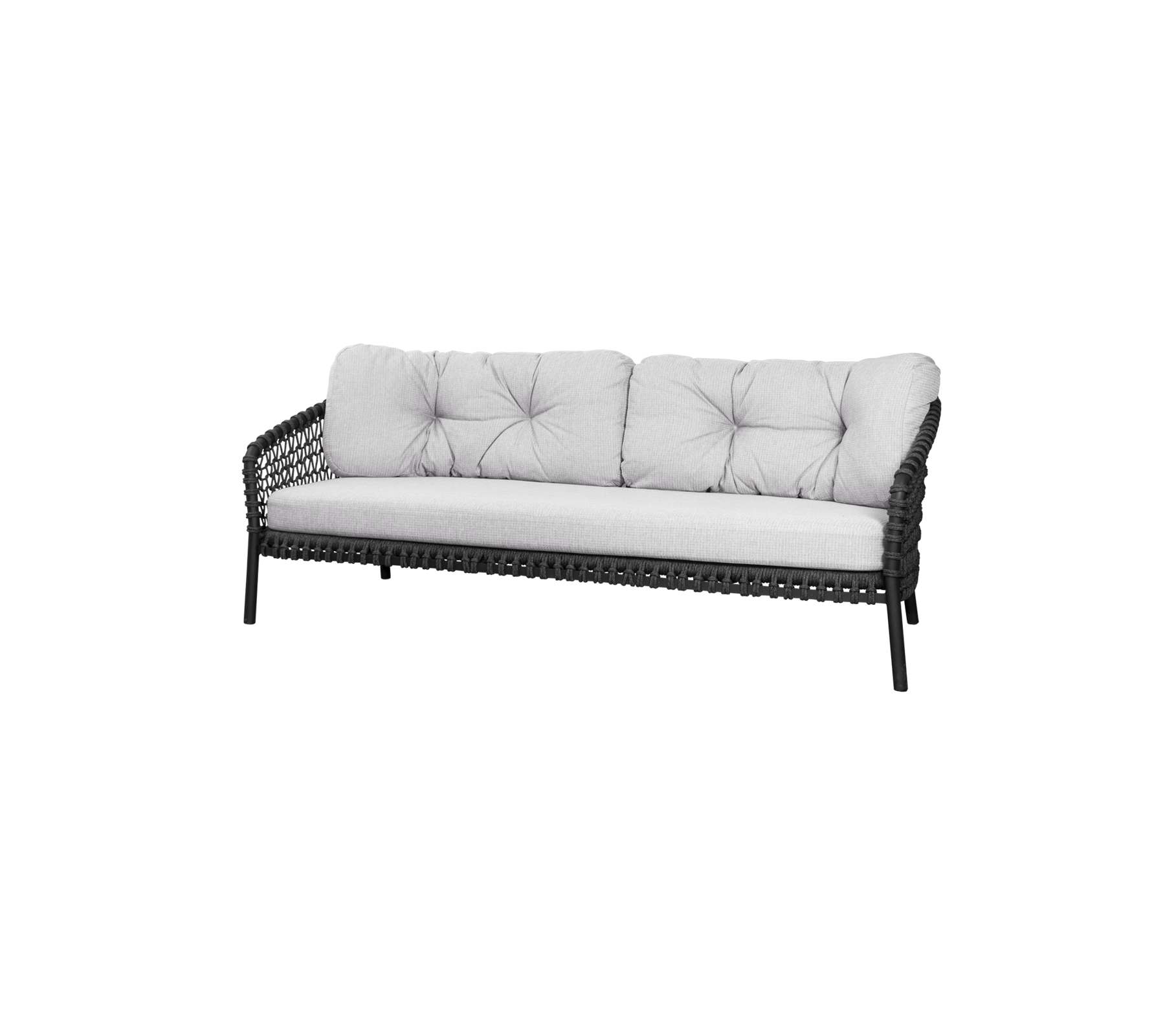 Stijlvolle sofa met een geweven frame en zachte, getufte kussens in een neutrale kleur, perfect voor comfortabele zitplaatsen.