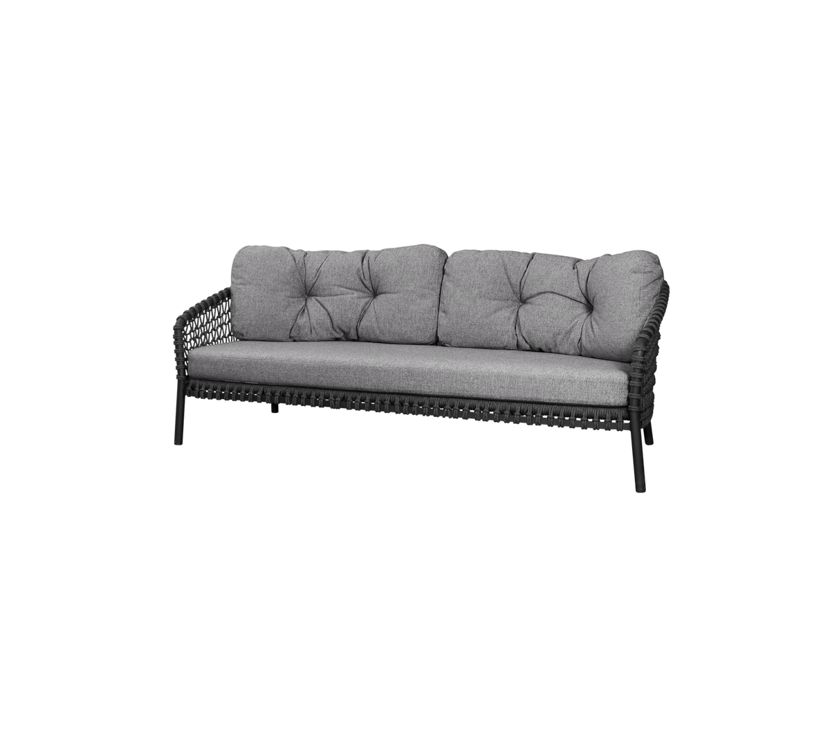 Stijlvolle driezitsbank met zachte grijze kussens en een slanke geweven frame, perfect voor comfortabele ontspanning.