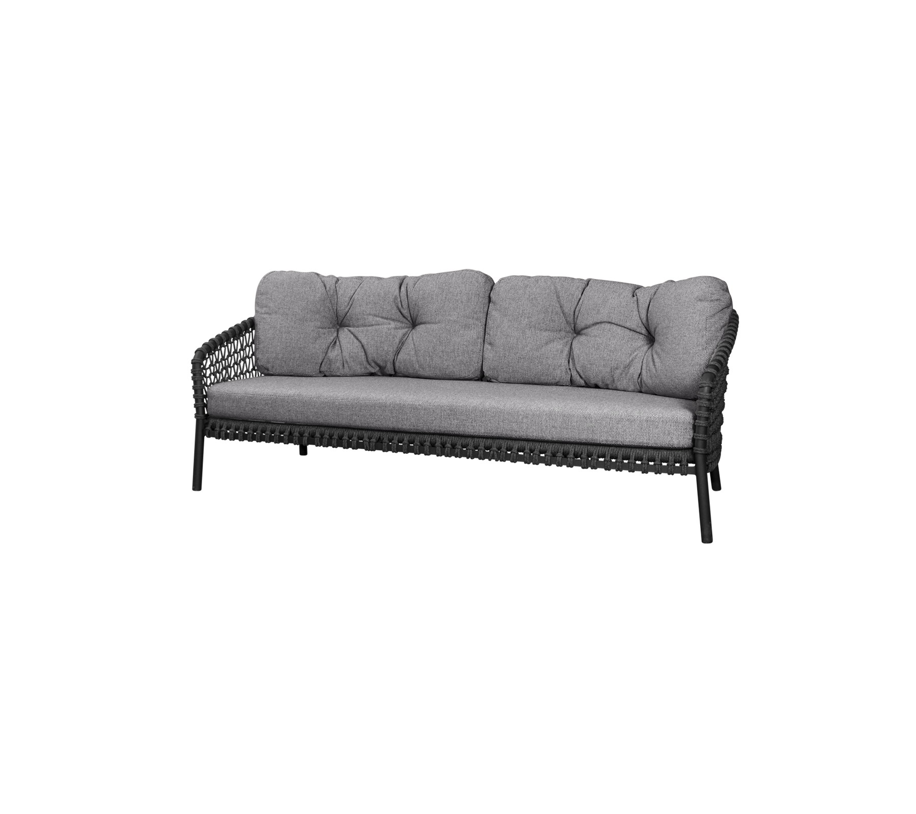 Stijlvolle driezitsbank met zachte grijze kussens en een slanke geweven frame, perfect voor comfortabele ontspanning.
