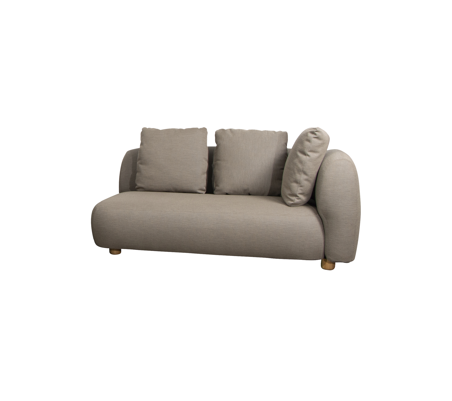Stijlvolle sofa met een rond ontwerp en drie zachte kussens, bekleed met een zachte, neutrale stof met houten poten.