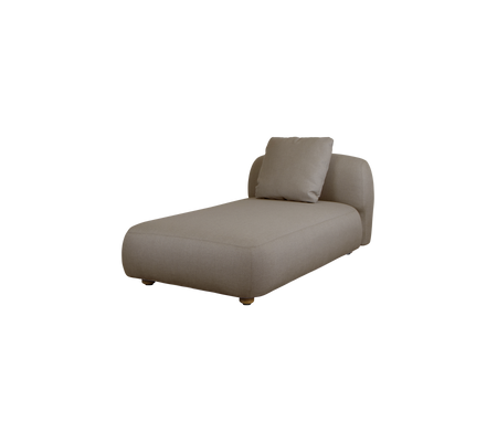 Contemporary chaise longue in een neutrale stof, met een stijlvolle, minimalistische ontwerpe en een zacht kussen voor comfort.