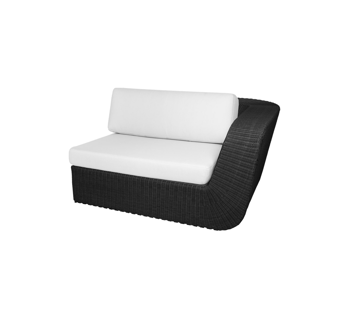 Eigentijdse zitmeubelen met een slank zwart frame en zachte witte kussens, ontworpen voor comfort en stijl.