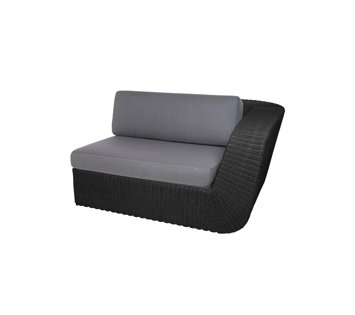 Stijlvolle gebogen loveseat met een slanke zwarte wicker basis en comfortabele grijze kussens voor moderne zitplaatsen.
