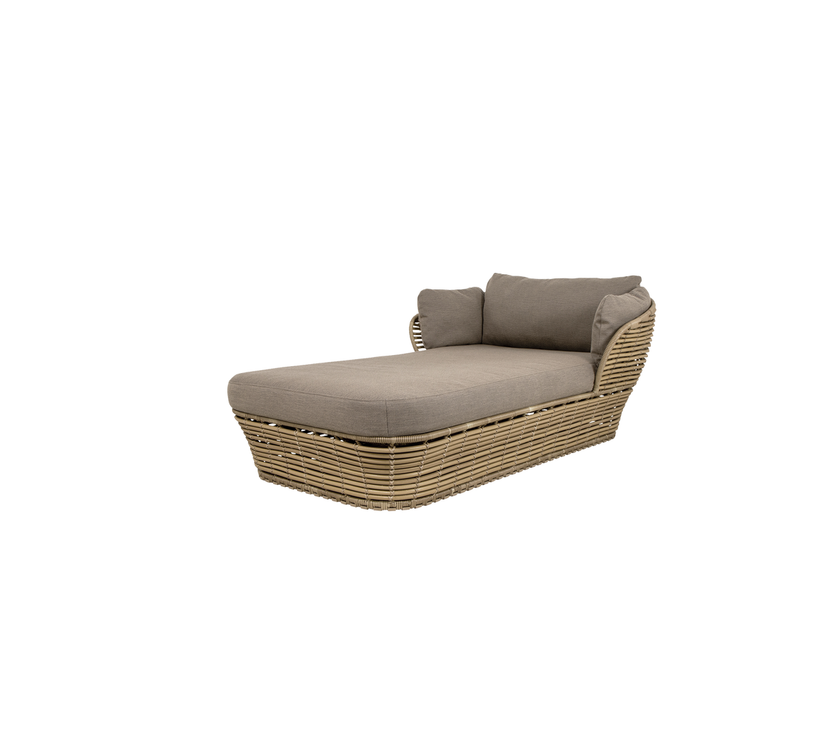Stijlvolle luxe ligstoel voor buiten met een beige kussen en een geweven rotan basis, ideaal om te ontspannen in tuinen of op terrassen.