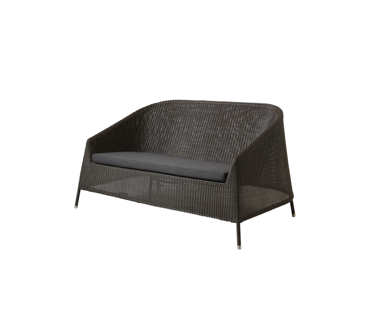 Stijlvolle twee-zitsbank met een geweven buitenkant en een comfortabele grijze kussen, perfect voor ontspanning en buitenbijeenkomsten.