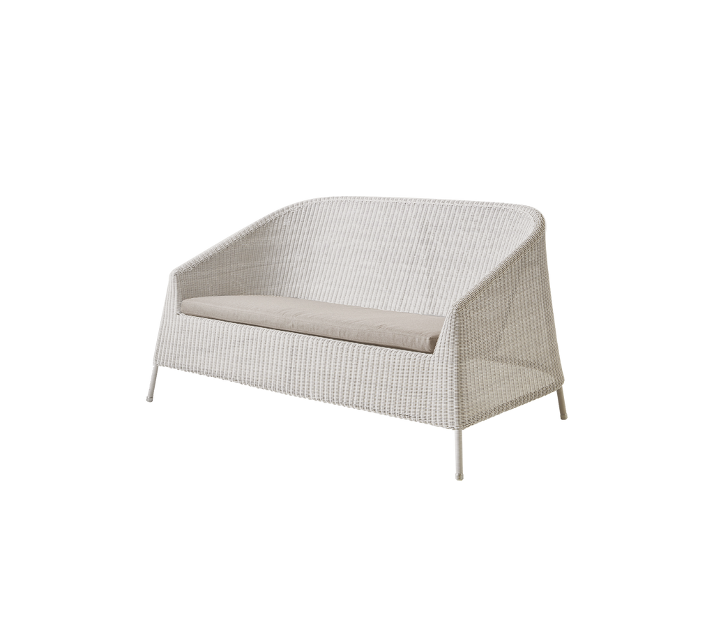Moderne zandkleurige sofa met een strak ontwerp.