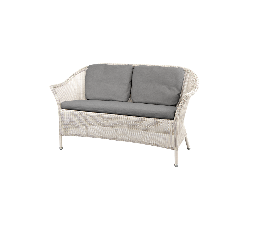 Witte wicker loveseat met grijze kussens, die een stijlvolle en comfortabele zitoptie biedt. Ideaal voor het verbeteren van elke gezellige ruimte.