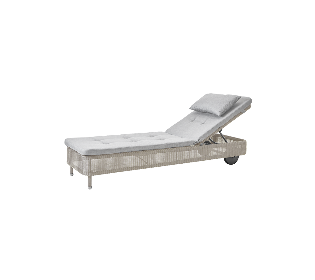 Lichtgrijze lounge stoel met verstelbare rugleuning.