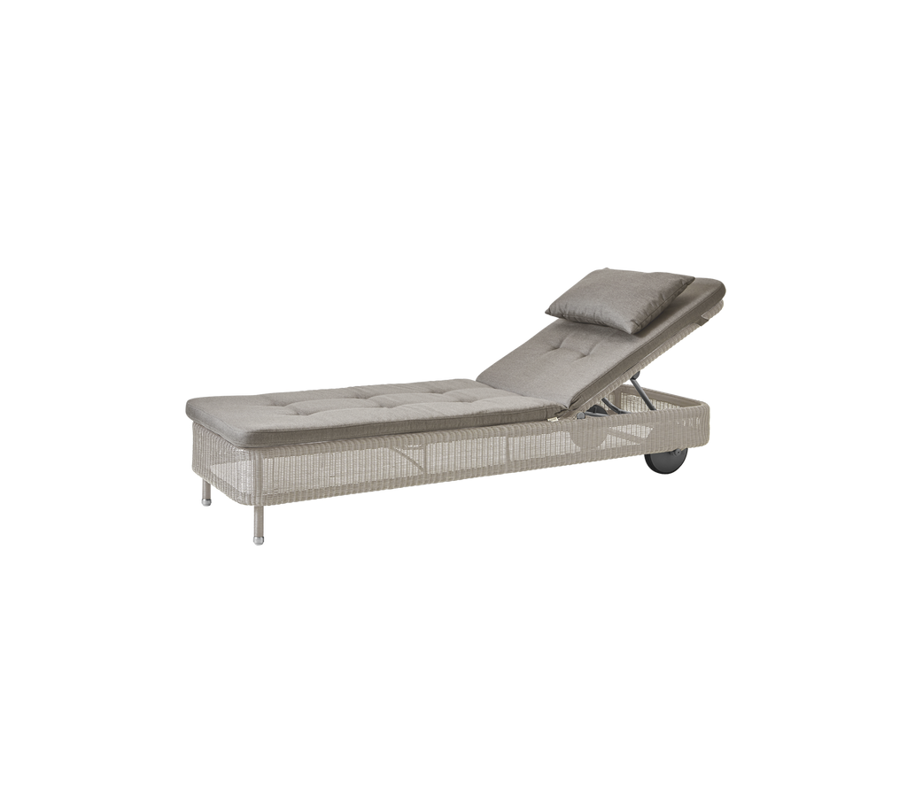 Taupe loungechair met verstelbare rugleuning in een modern ontwerp.