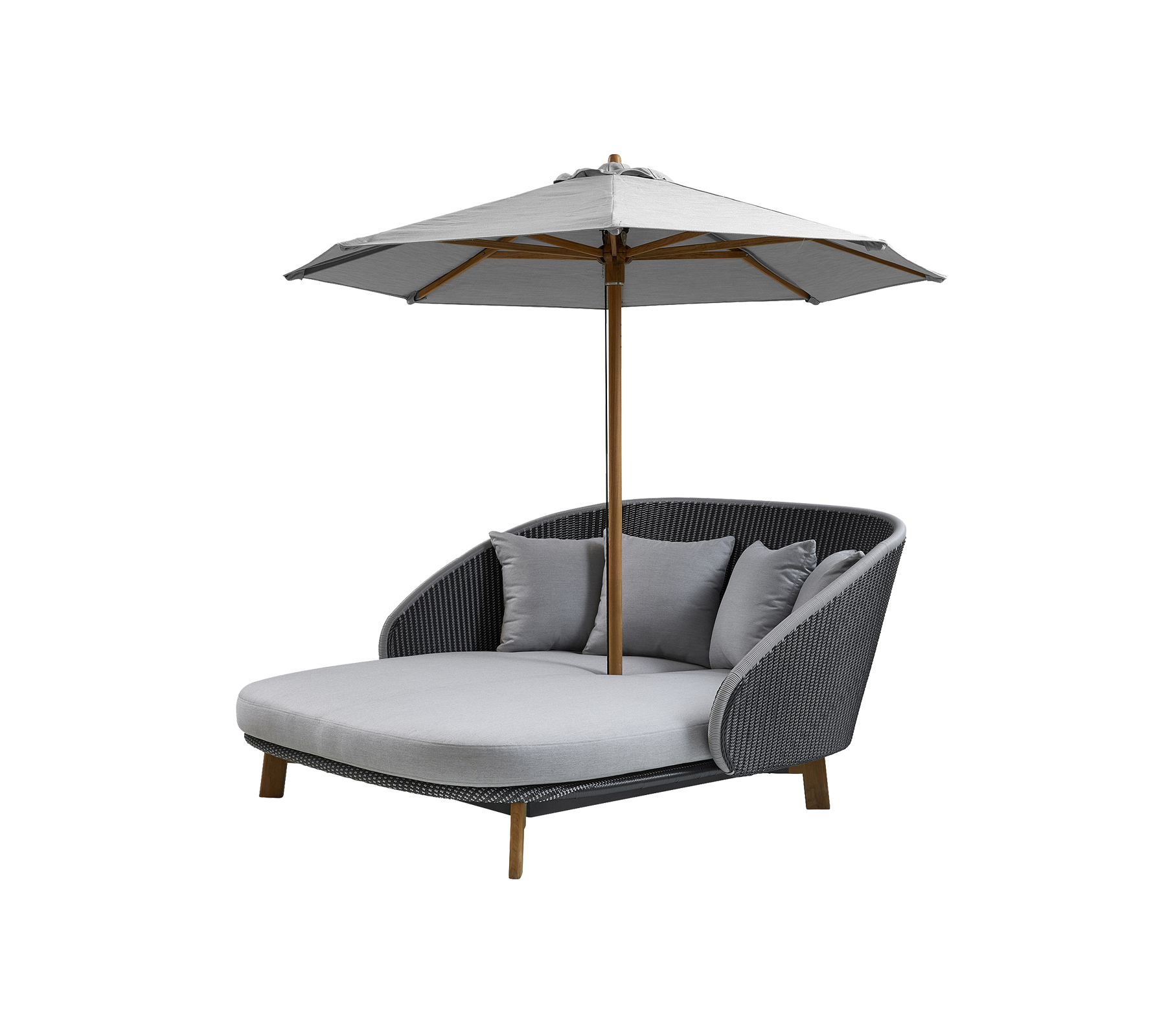 Stijlvolle ligstoel voor buiten met een gevoerde zitting, drie decoratieve kussens en een grote parasol voor schaduw. Perfect voor ontspanning.