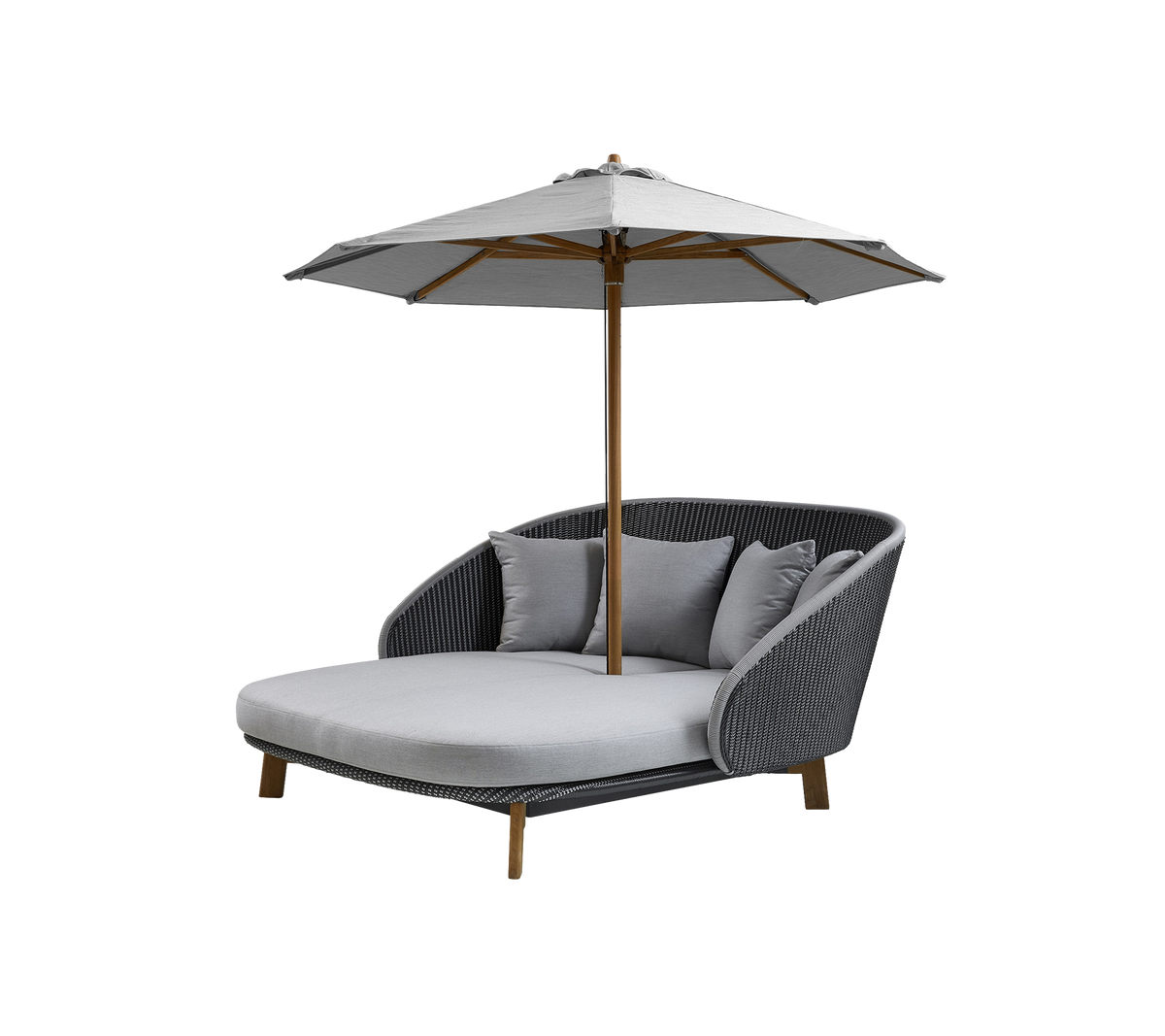 Stijlvolle ligstoel voor buiten met een gevoerde zitting, drie decoratieve kussens en een grote parasol voor schaduw. Perfect voor ontspanning.
