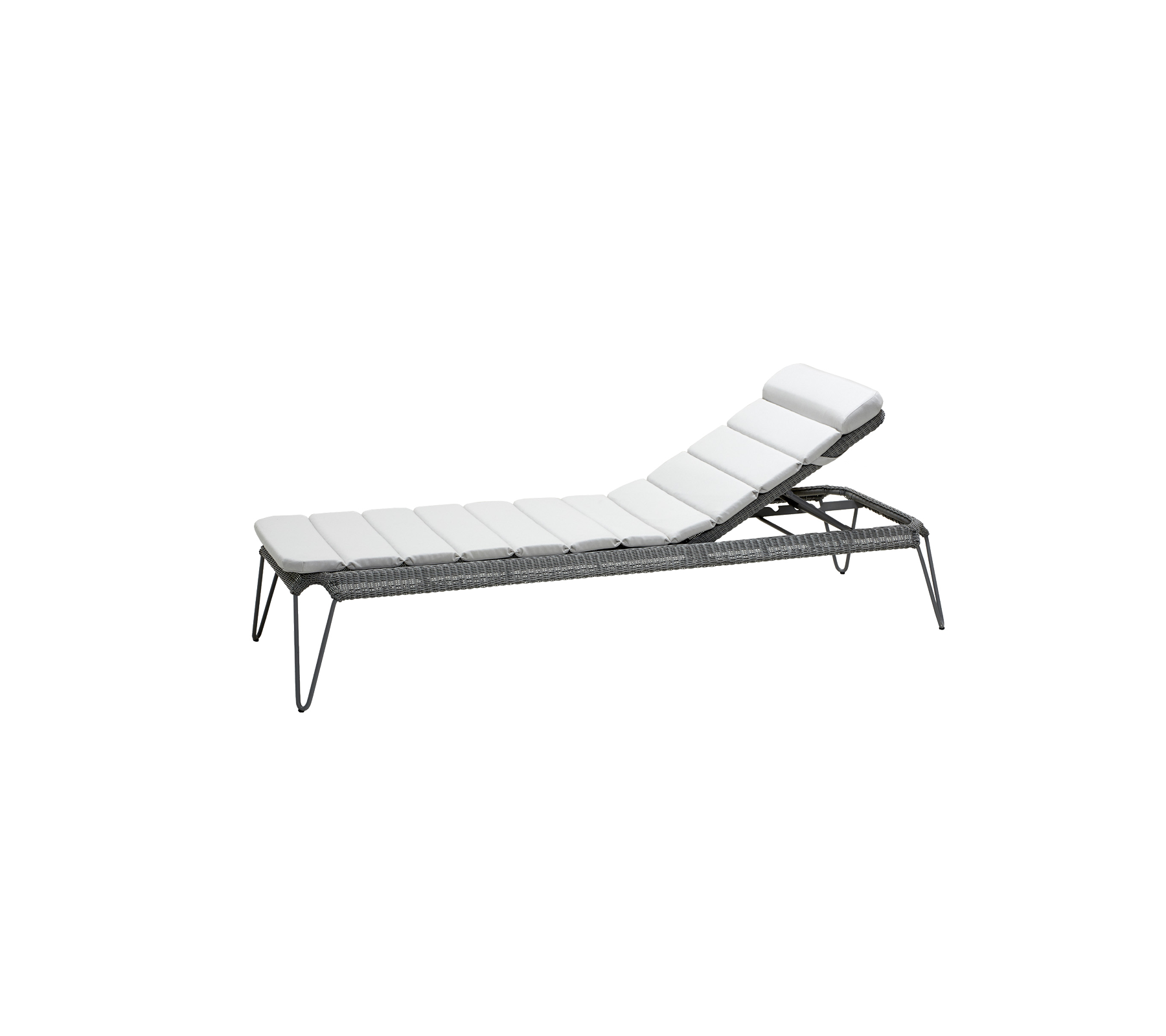 Lichte, verstelbare ligstoel met een strak design en comfortabele witte kussens, perfect voor ontspanning en zonnebaden.
