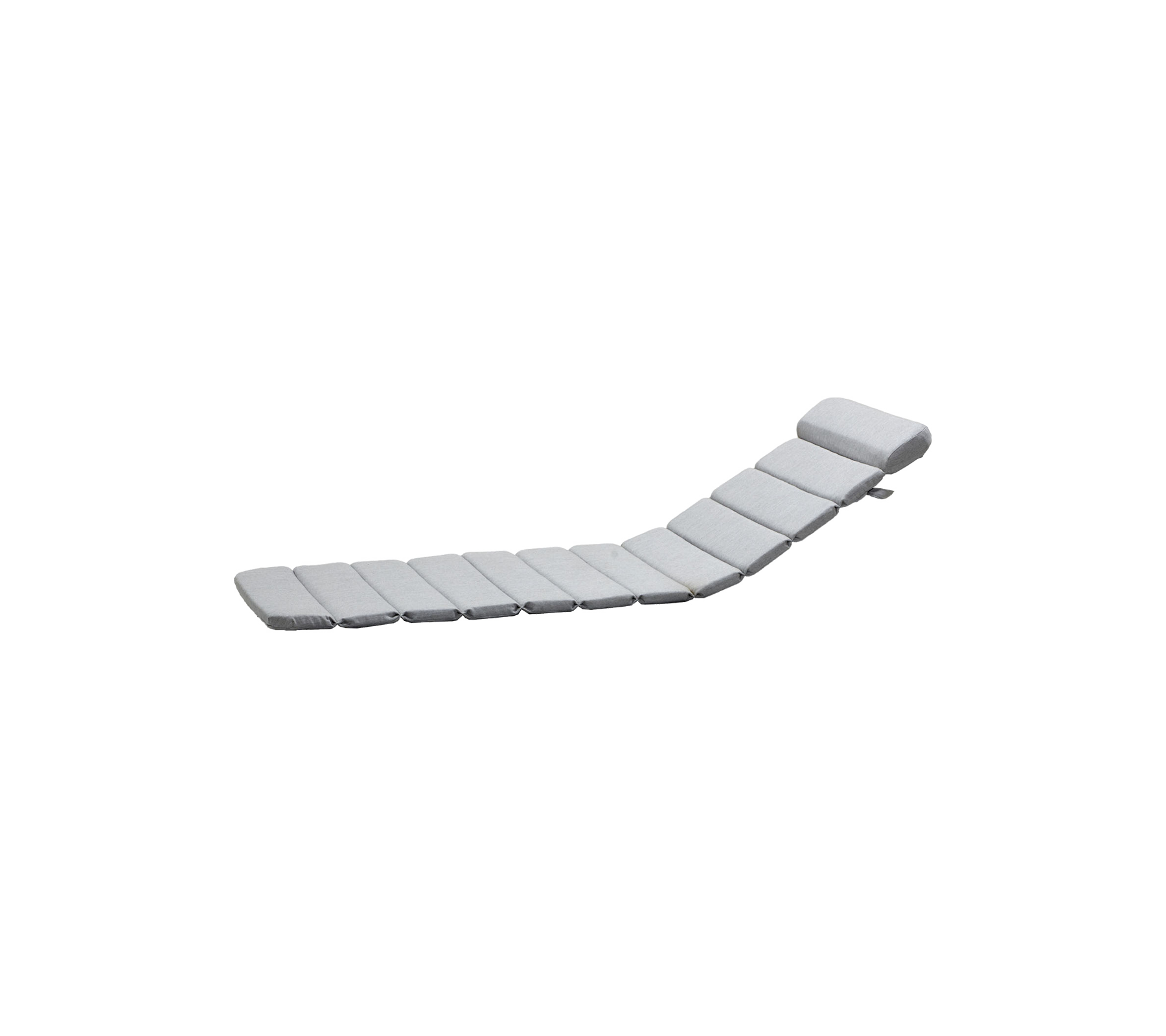 Gebogen, gewatteerde loungestoel met verschillende secties voor comfort, met een slank ontwerp in een lichte kleur. Ideaal voor ontspanning.