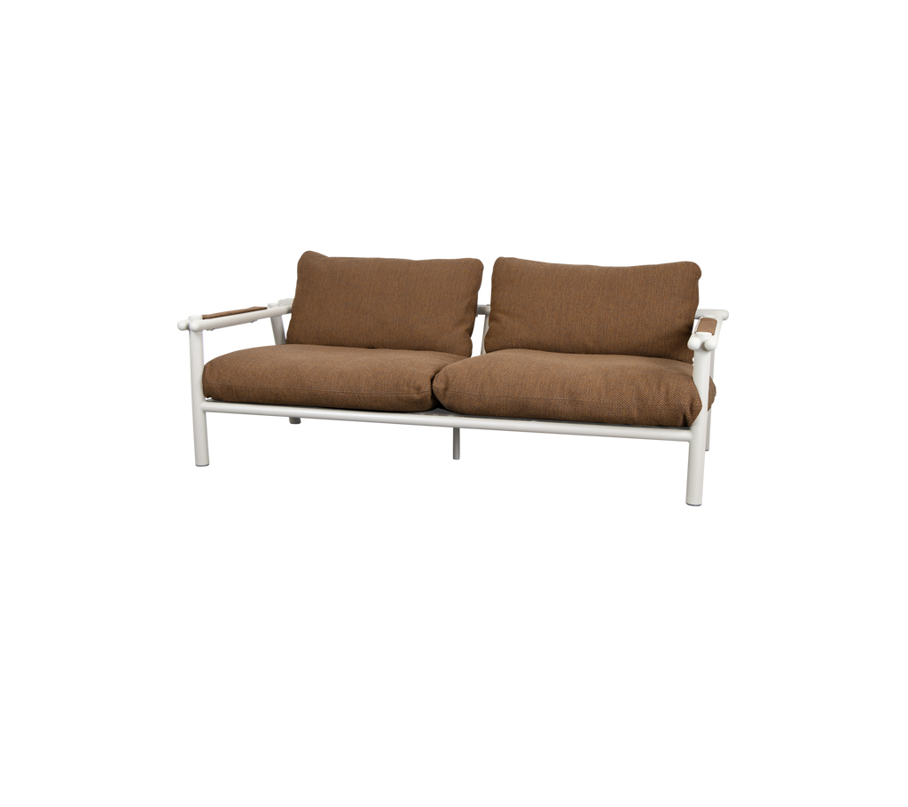 Moderne loungebank met umberbruine kussens en een licht frame.