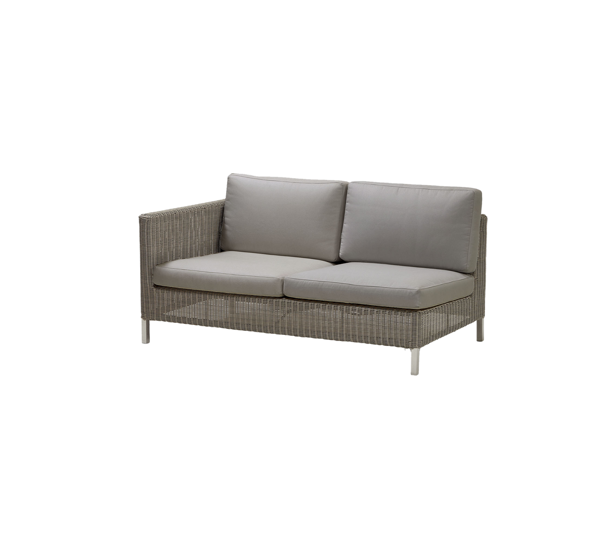 Stijlvolle bank met een geweven frame en pluizige grijze kussens, die comfort en modern design biedt voor zitarrangementen.