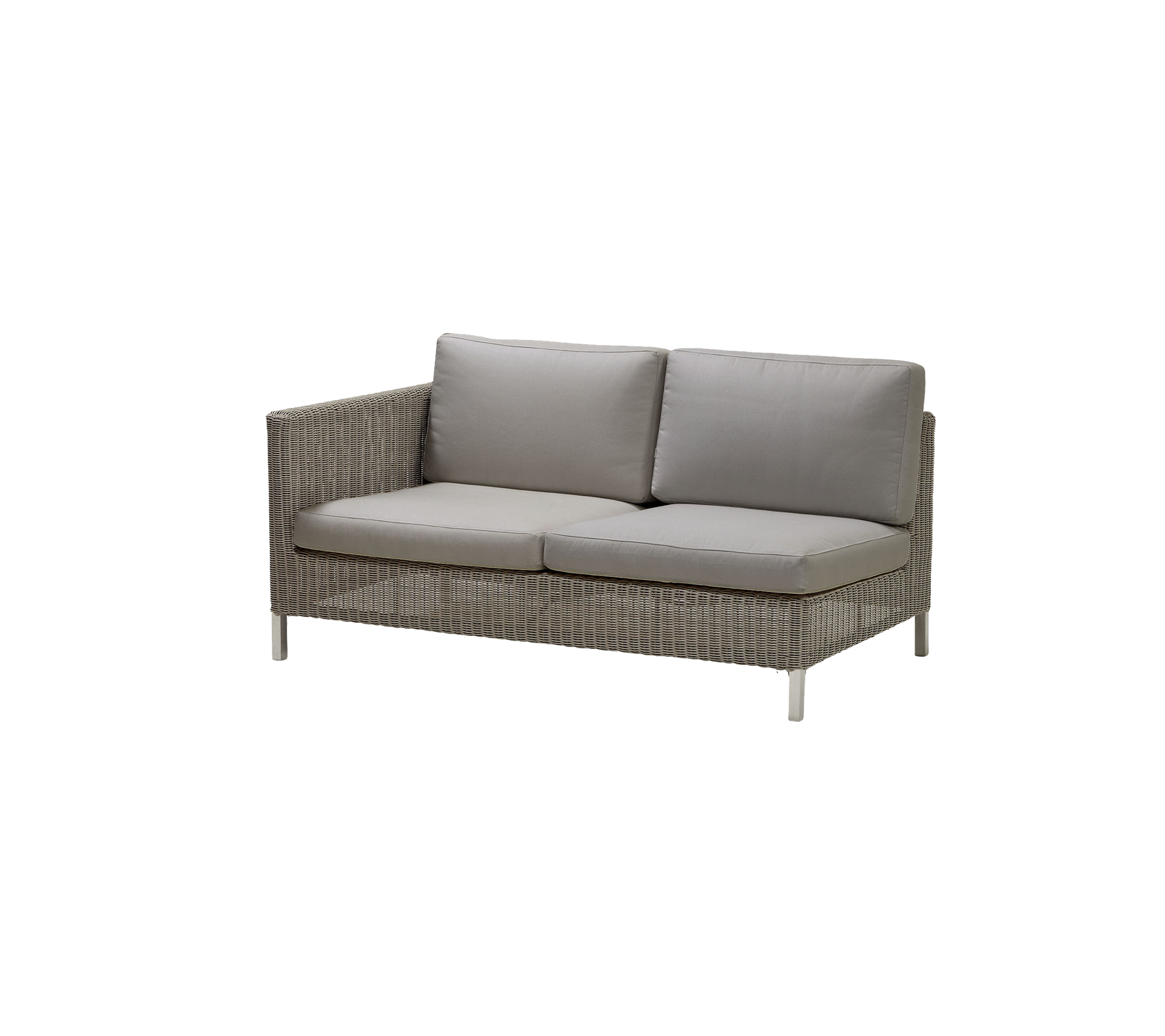 Stijlvolle bank met een geweven frame en pluizige grijze kussens, die comfort en modern design biedt voor zitarrangementen.