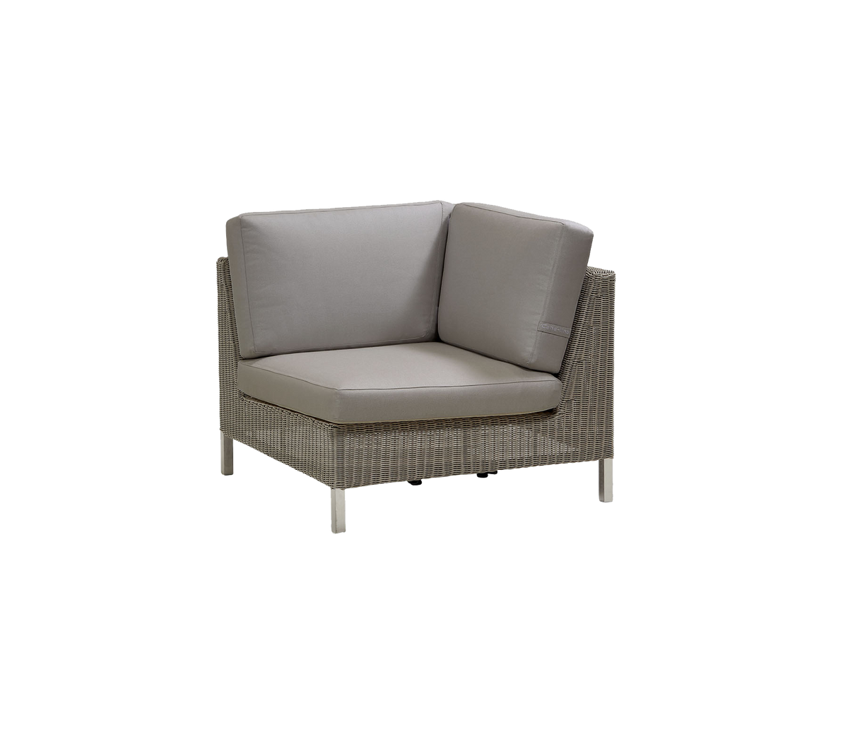 Stijlvolle hoekzitunit met een gevlochten frame en pluche kussens in neutrale tinten, perfect voor moderne decoratie.