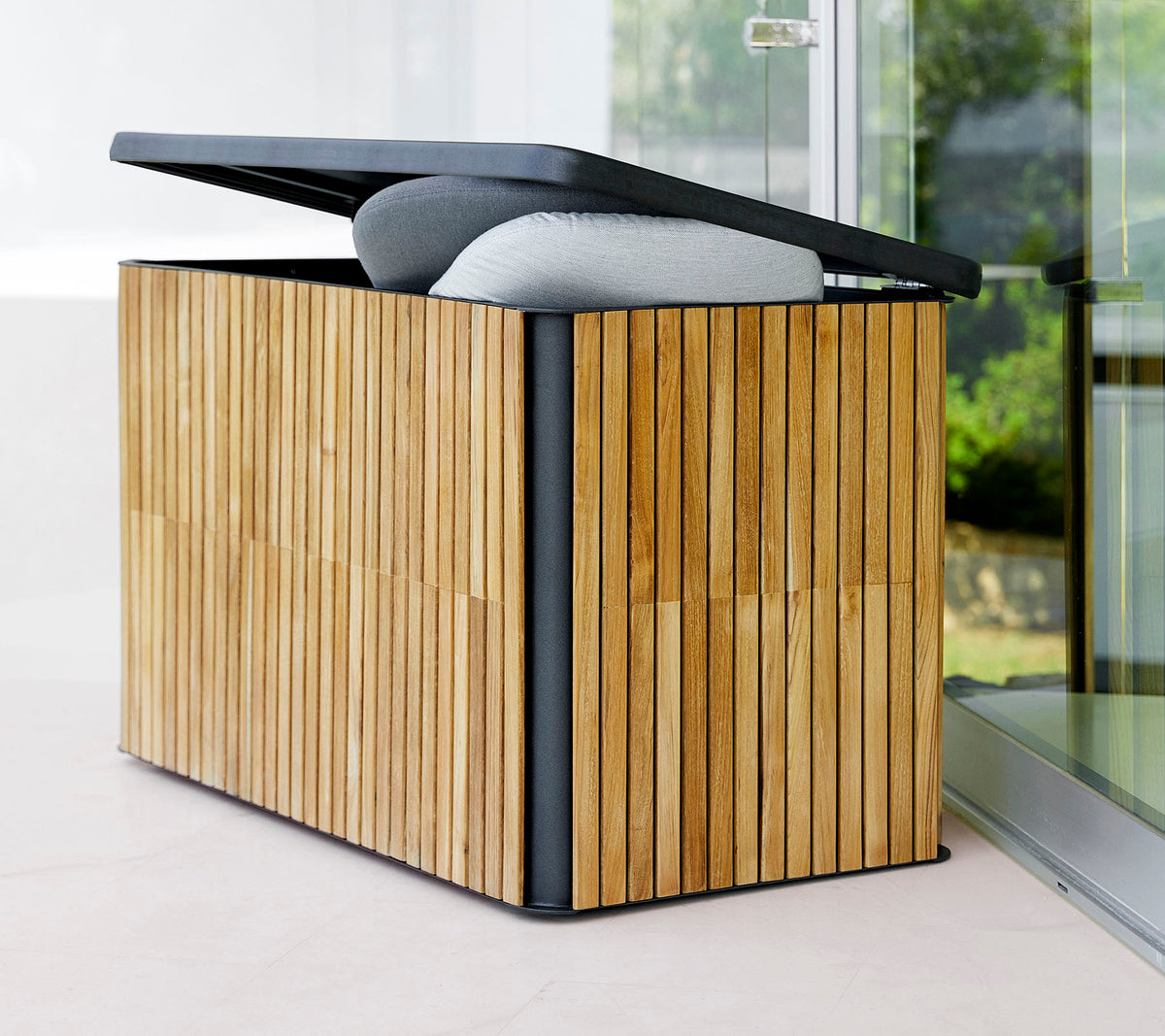 Stijlvolle opbergdoos met een houten buitenkant met latten en een scharnierend deksel, met een gewatteerde bovenkant voor extra comfort en functionaliteit.