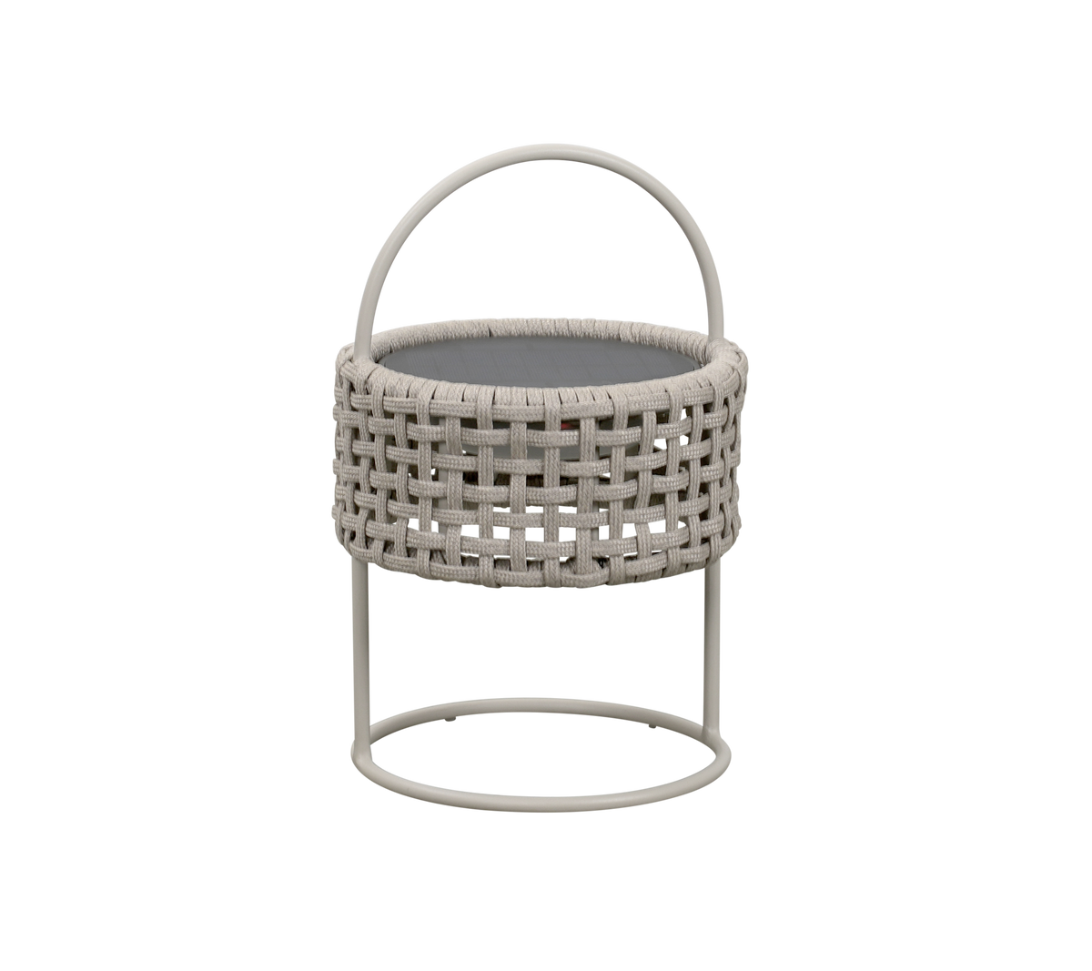 Geweven ronde mand met een handvat, rustend op een minimalistisch metalen statief, perfect voor opslag of decoratief gebruik.