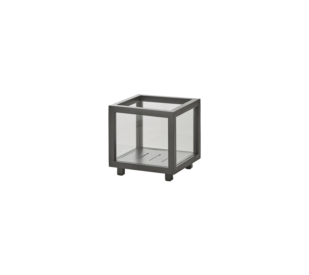 Minimalistische vierkante bijzettafel met een metalen frame en glazen panelen, die een moderne touch aan elke ruimte geeft.