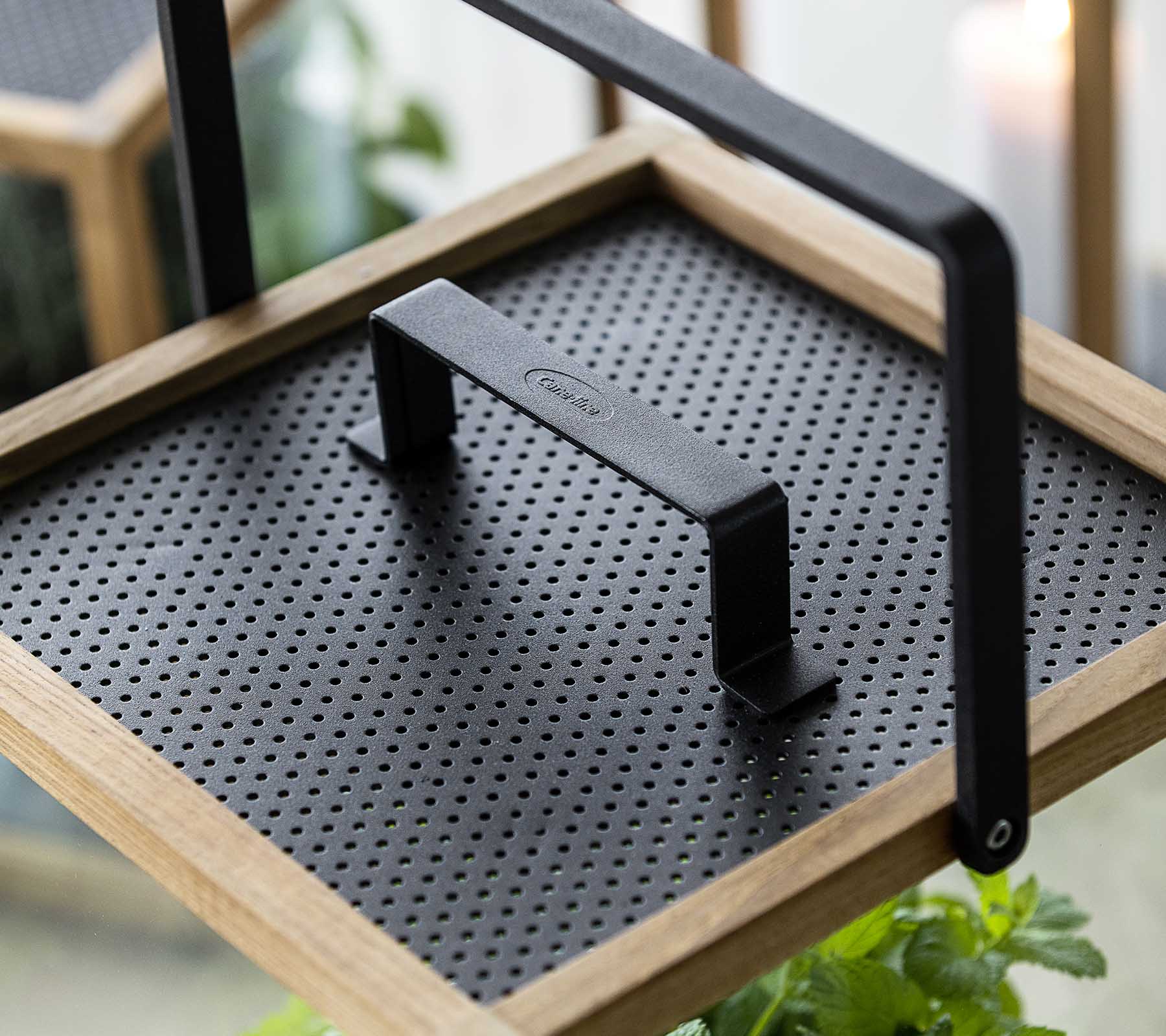 Decoratief dienblad met een gestructureerd zwart oppervlak en een stevig handvat, perfect voor het tonen van planten of het serveren van items.