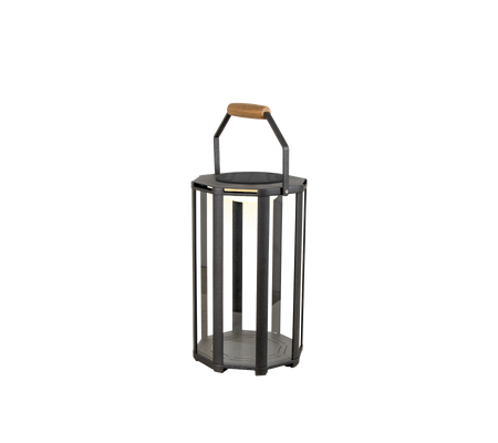 Stijlvolle lantaarn met metalen frame en houten handvat, met LED-verlichting voor een moderne uitstraling.