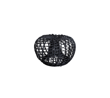 Zwarte decoratieve gevlochten mand met een rond, open ontwerp, perfect voor het opbergen van spullen of het verbeteren van de decoratie.