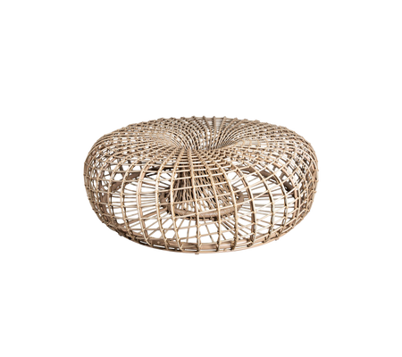 Ronde geweven poef van natuurlijke vezels met een gestructureerd ontwerp, perfect als een veelzijdig accentstuk voor elke ruimte.