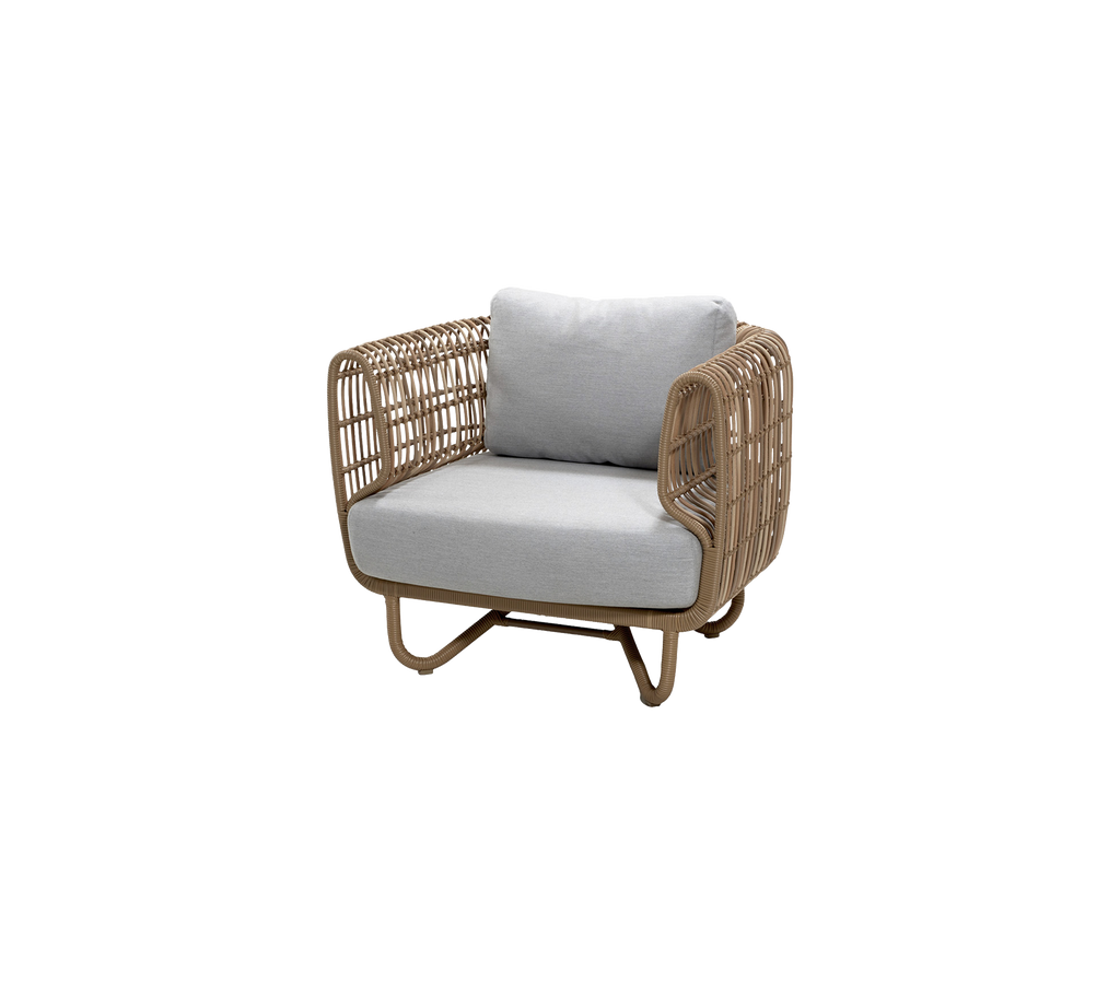 Stijlvolle fauteuil met een geweven frame en een comfortabele grijze kussen, perfect voor gezellige zitplaatsen in elke ruimte.