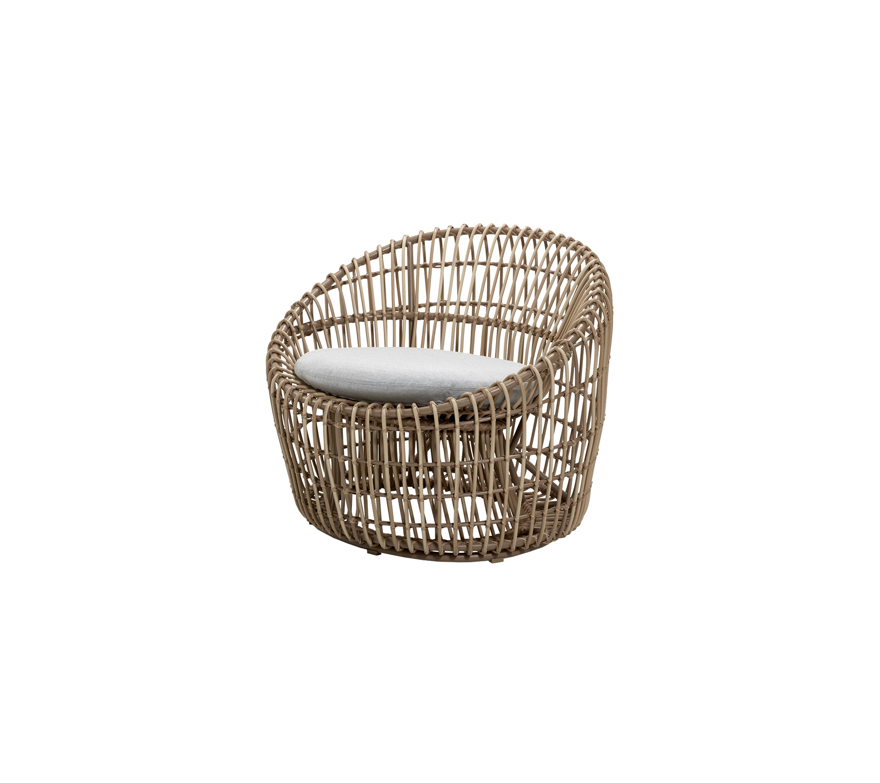 Moderne geweven lounge stoel met een rond ontwerp en een lichtgekleurde kussen voor comfort. Ideaal voor stijlvolle zitgelegenheid.
