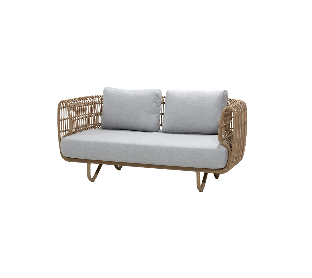 Tweedelige bank met een geweven ontwerp en lichtgrijze kussens, die een stijlvolle en comfortabele zithoek biedt.